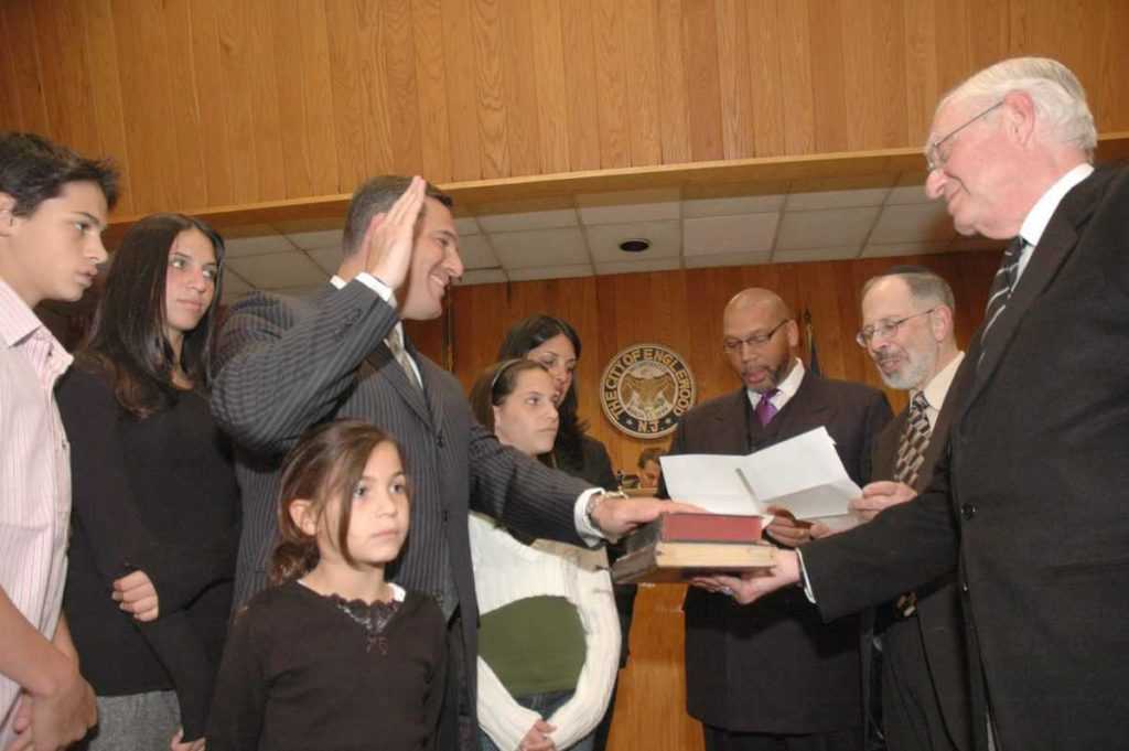 Michael_Wildes,_Englewood_mayor_swearing_in,_January_1,_2007