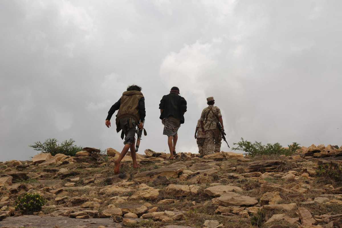 Taiz / Yemen - 30 Nov 2016 : Yemeni fighters loyal to President Abd Rabbu Mansour Hadi fight against Al-Houthi rebels in Taiz,Yemen.