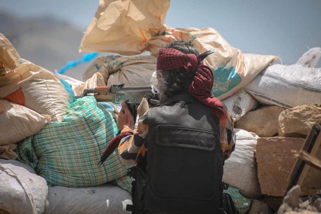 A Yemeni soldier fights in the ranks of the legitimate army against the Houthi militia in the Taiz City, Yemen.