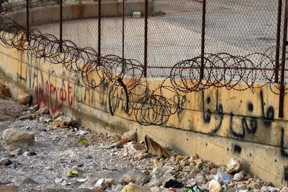 Mauer mit Stacheldraht in der libanesischen Hauptstadt Beirut